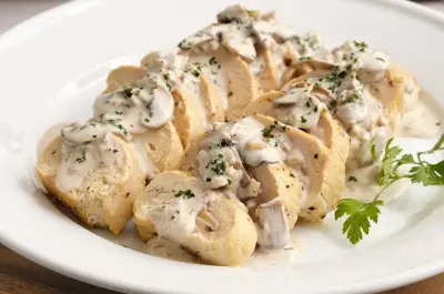 Pechuga Rellena en Salsa de Champiñones